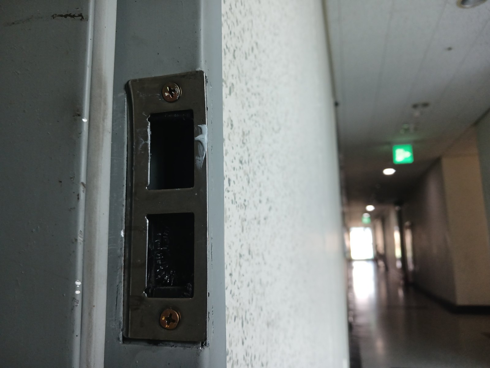 덕양구 삼송1동 출장 — 회색 철문틀에 나사 두 개로 고정한 두 칸 받이판과 뒤로 이어진 긴 복도